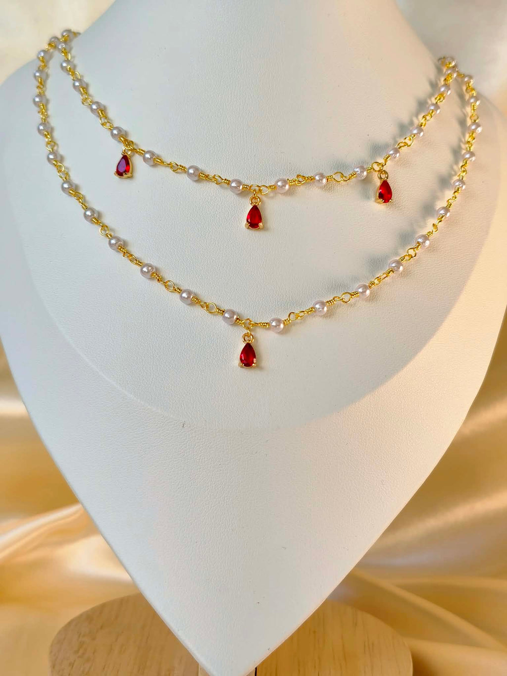 Parure collier et boucles d'oreilles doré et rouge  avec perles -  La Reine de Rubis