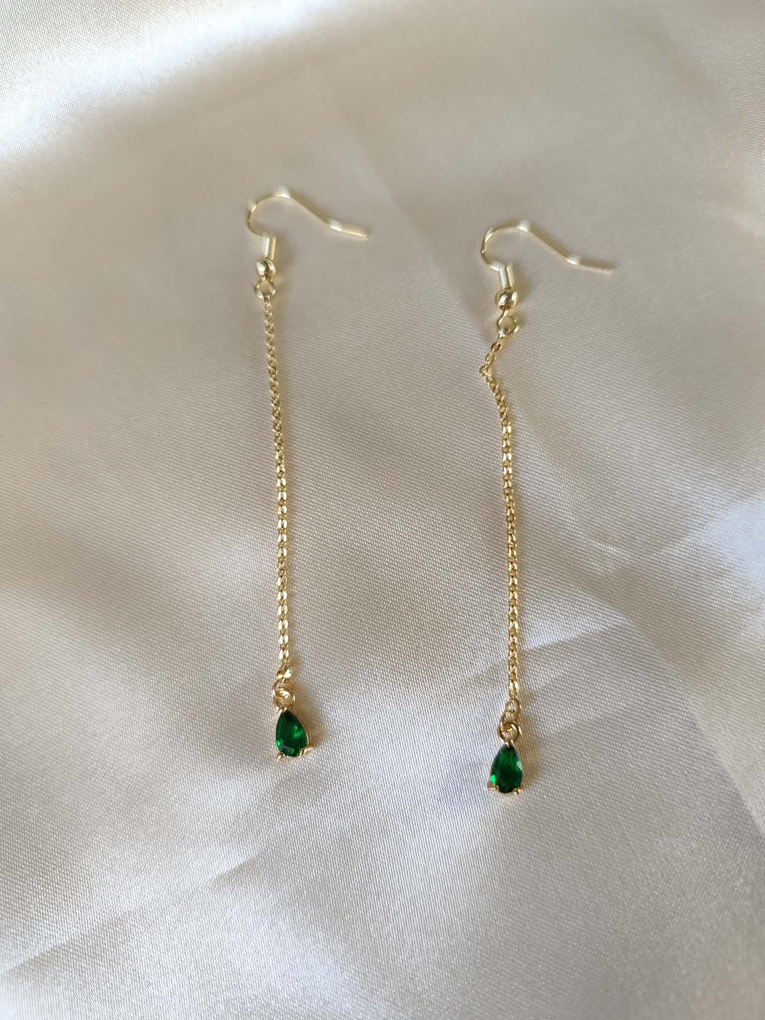 Boucles d’oreilles longues dorées et émeraude — Larmes d’Émeraude