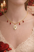 Découvrez le collier Rose Éternelle, collier rouge avec rose doré et nacre. Bijou artisanal en laiton plaqué or 18K. Pièce unique fait main avec certificat d'authenticité