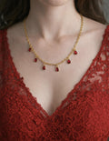 collier rouge et doré en laiton Plaqué Or 18K Fait Main. Collier avec un chaîne réglable et des goutelettes rouges. Un seul exemplaire avec certificat d'authenticité.
