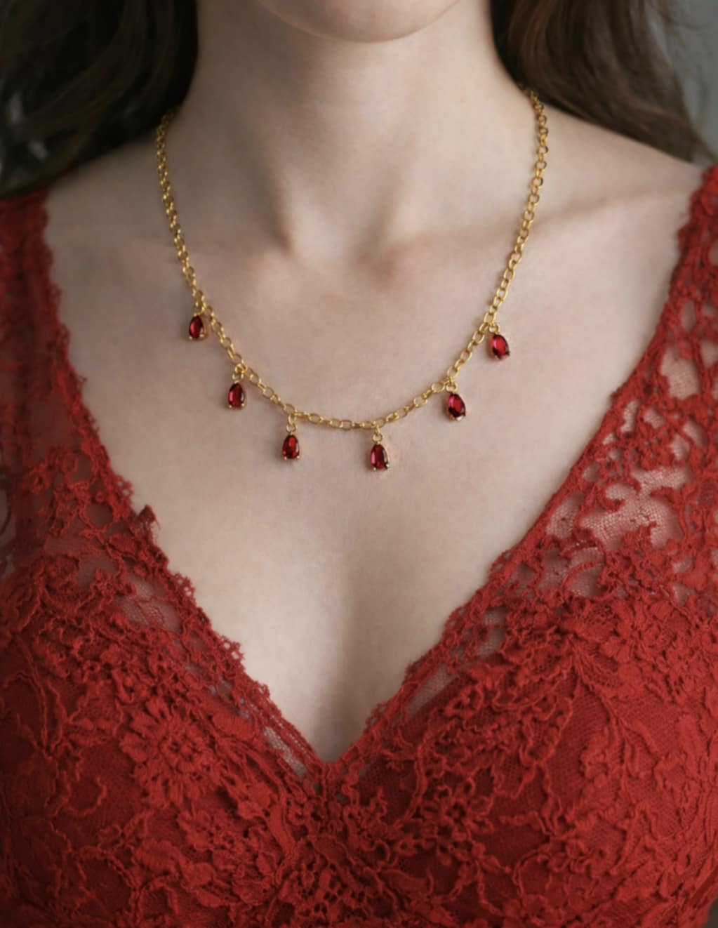 collier rouge et doré en laiton Plaqué Or 18K Fait Main. Collier avec un chaîne réglable et des goutelettes rouges. Un seul exemplaire avec certificat d'authenticité.
