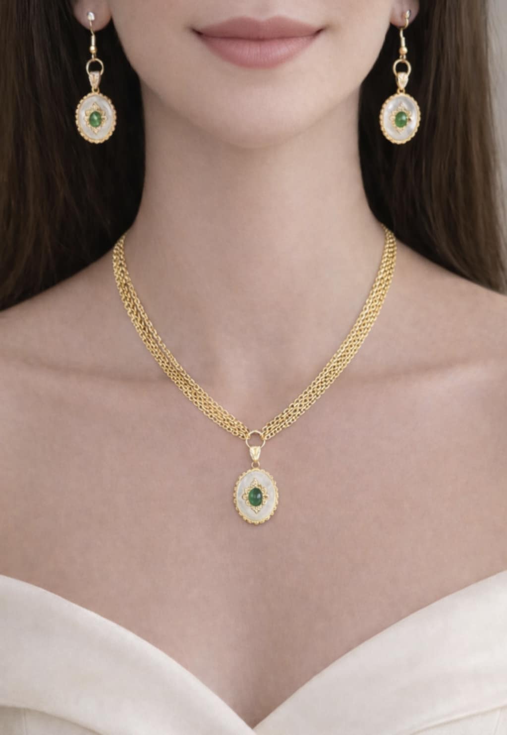 Parure collier et boucles d’oreilles vert unique en laiton plaqué or 18K avec zircone couleur émeraude. Collier 37cm + boucles d'oreilles. Pièce unique disponible.