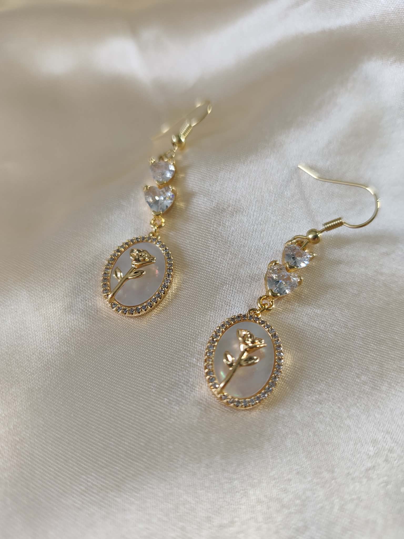 Boucles d’oreilles cœur & rose dorée nacrée – Rose Impériale
