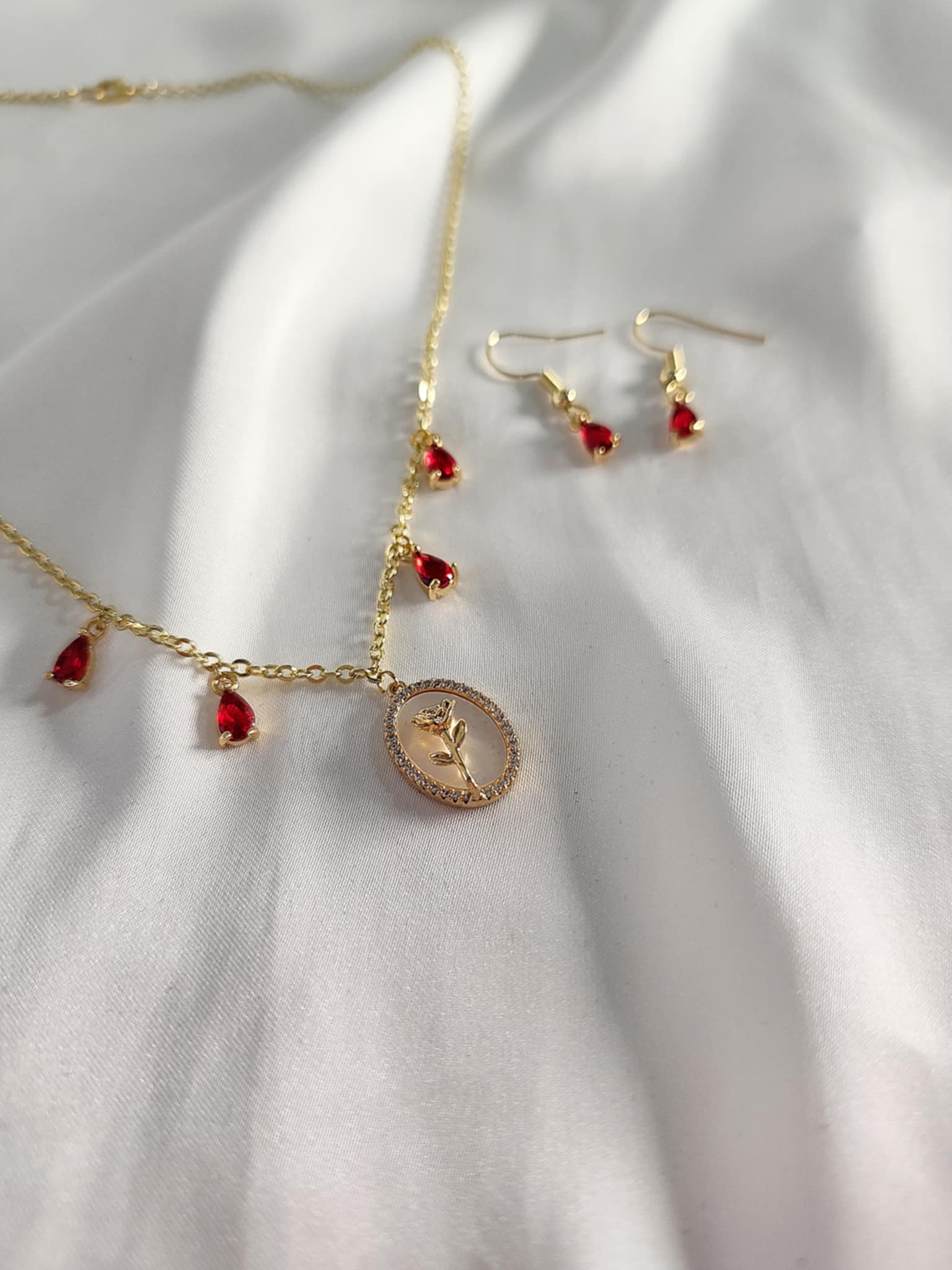 Coffret collier et boucles d'oreilles rouge. Un bijou unique en laiton plaqué or 18K avec rose dorée et nacre. Pièce artisanale fait main. 