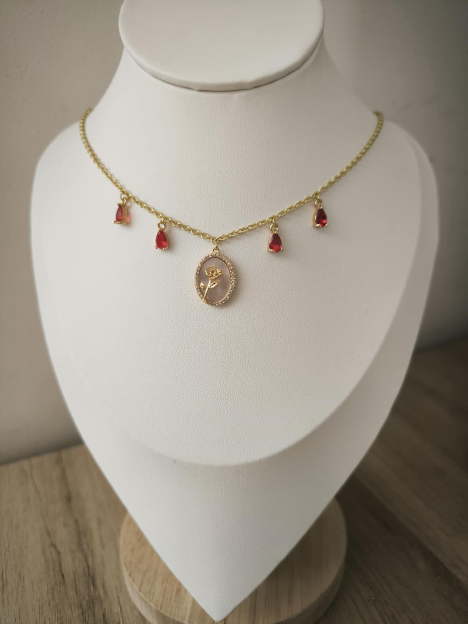 Découvrez le collier Rose Éternelle, collier rouge avec rose doré et nacre. Bijou artisanal en laiton plaqué or 18K. Pièce unique fait main avec certificat d'authenticité