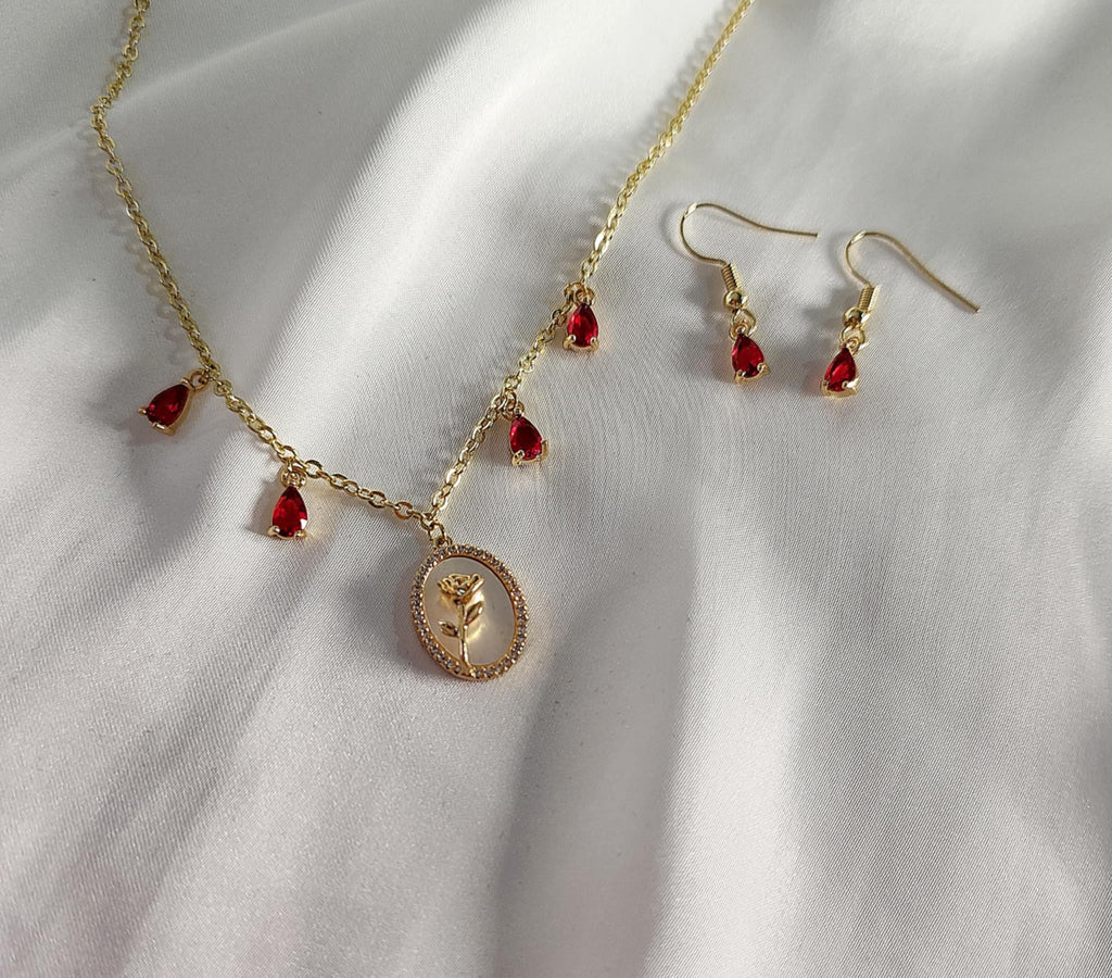 Coffret collier et boucles d'oreilles rouge. Un bijou unique en laiton plaqué or 18K avec rose dorée et nacre. Pièce artisanale fait main. 