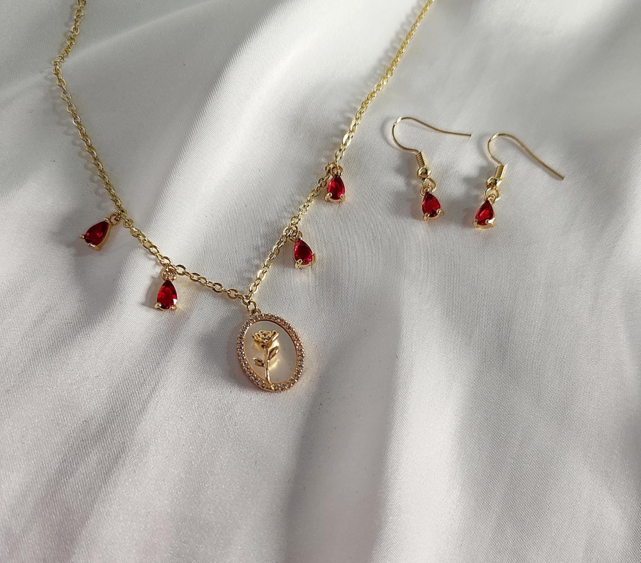 Coffret collier et boucles d'oreilles rouge. Un bijou unique en laiton plaqué or 18K avec rose dorée et nacre. Pièce artisanale fait main. 