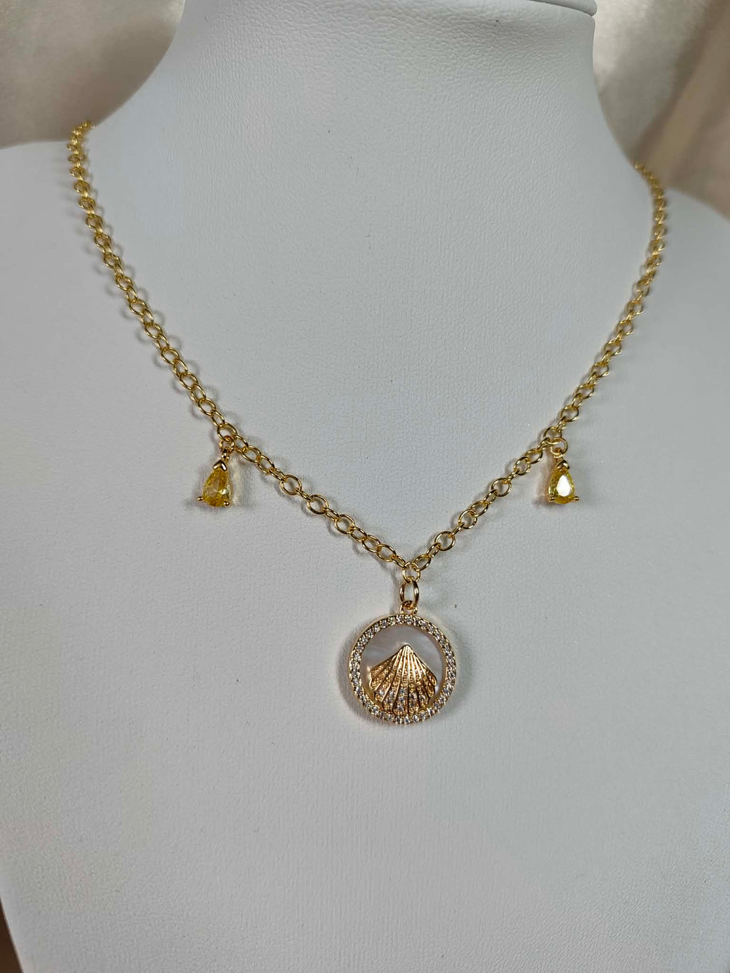 Collier "coquillage jaune"