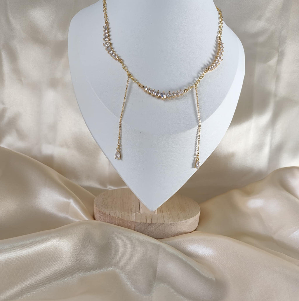 Le collier "L'héritage de Cléopâtre" est un collier qui s'inspire de cette reine égyptienne. Une pièce forte et brillante, avec zircone.