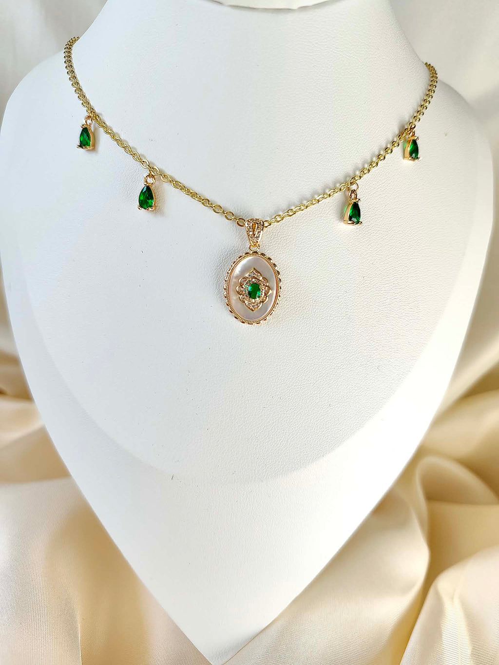 Collier doré, nacré et vert émeraude - Cœur d’Émeraude