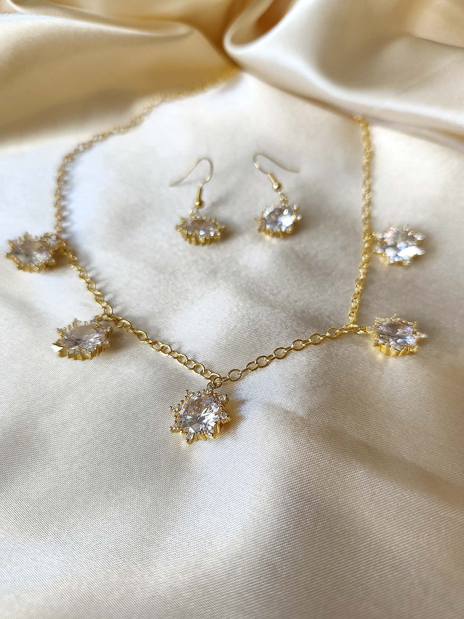 Parure 'Majesté Éblouissante' bijoux en laiton plaqué or 18k, collier et boucles d'oreilles avec soleils lumineux, élégance pour femme