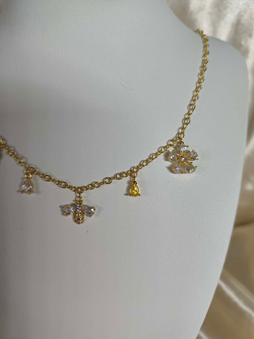 Collier "abeille dans son jardin royal"
