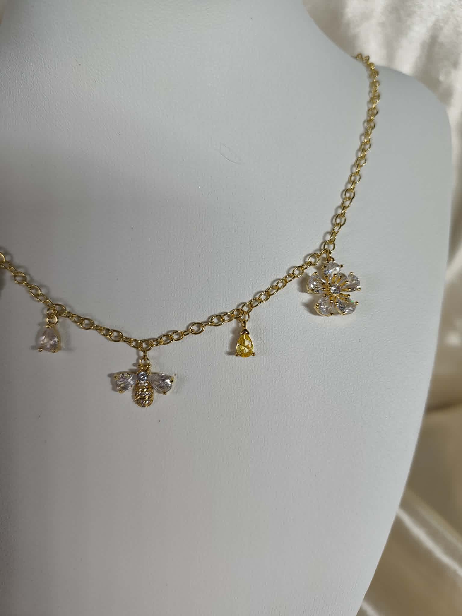 Collier "abeille dans son jardin royal"
