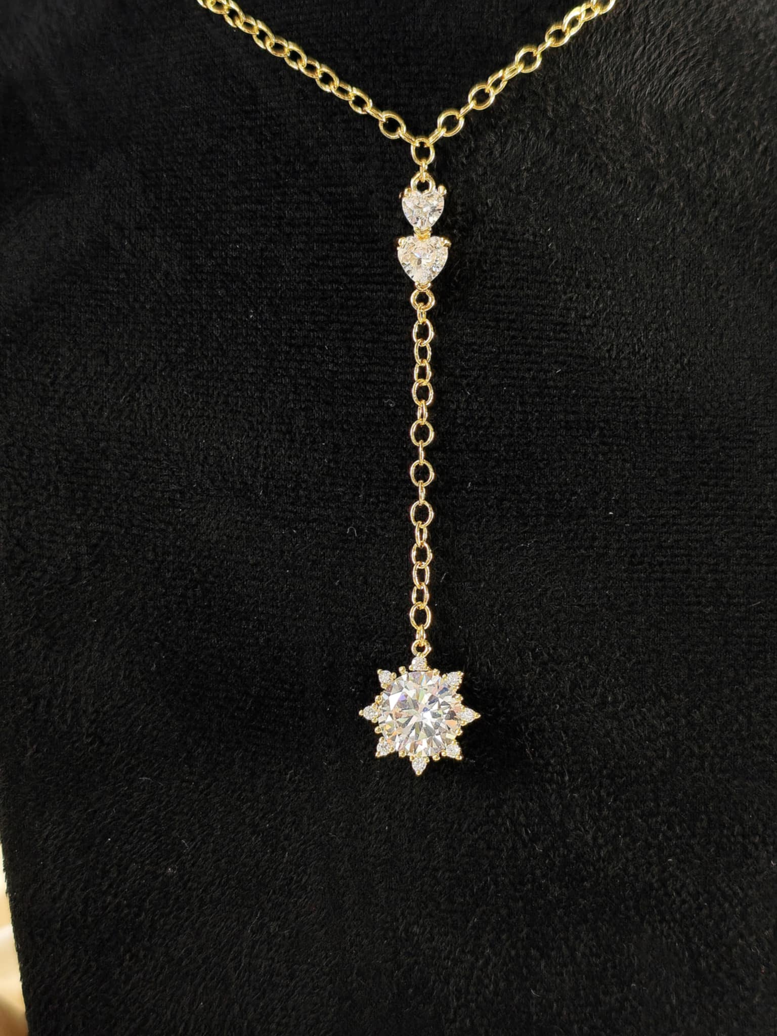 Le collier élégant "La Reine des étoiles" - 
"La Reine des étoiles" porté - Vue de face
"La Reine des étoiles"  - Détail de la finition dorée
