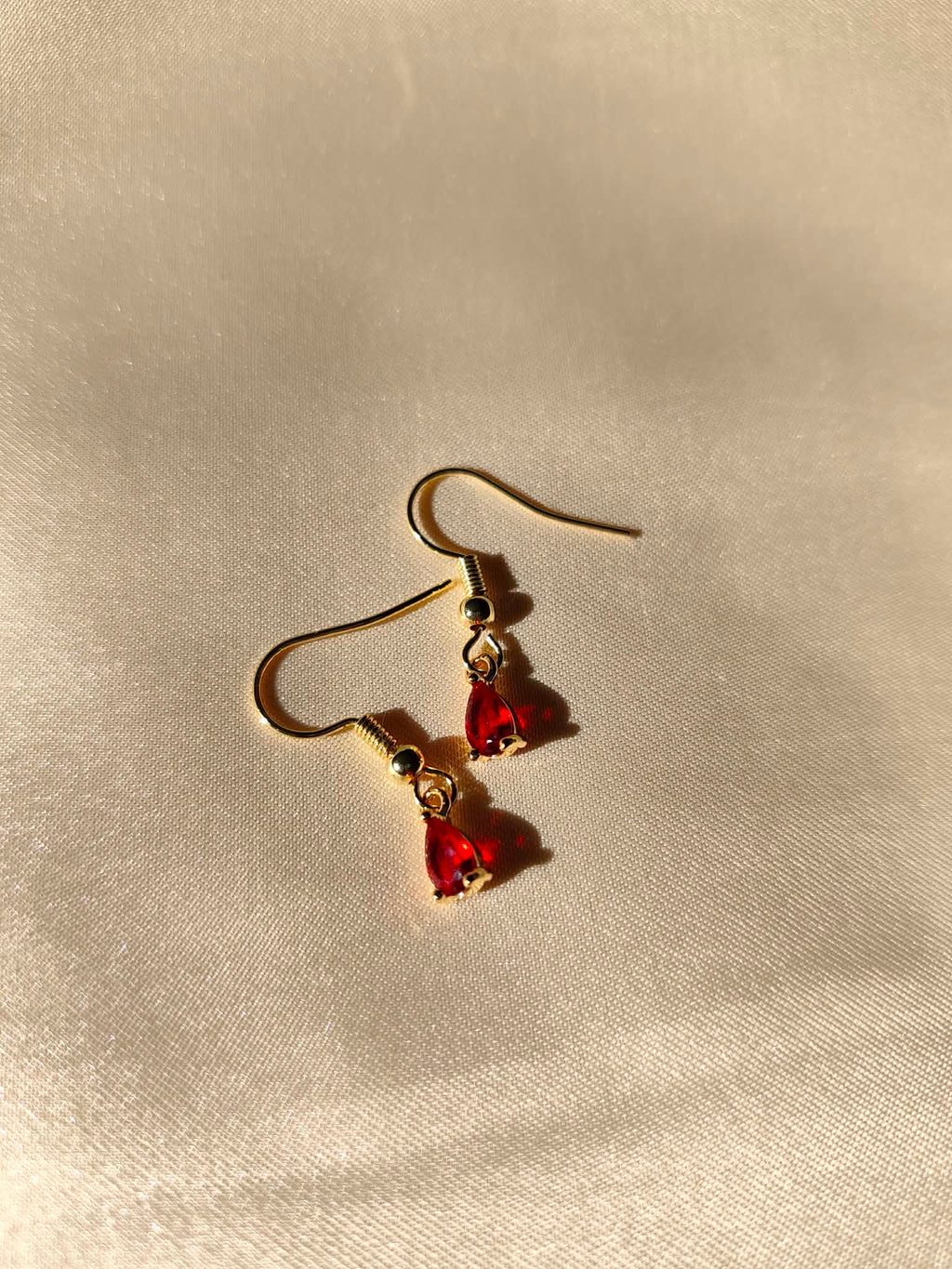 Parure collier et boucles d'oreilles doré et rouge  avec perles -  La Reine de Rubis