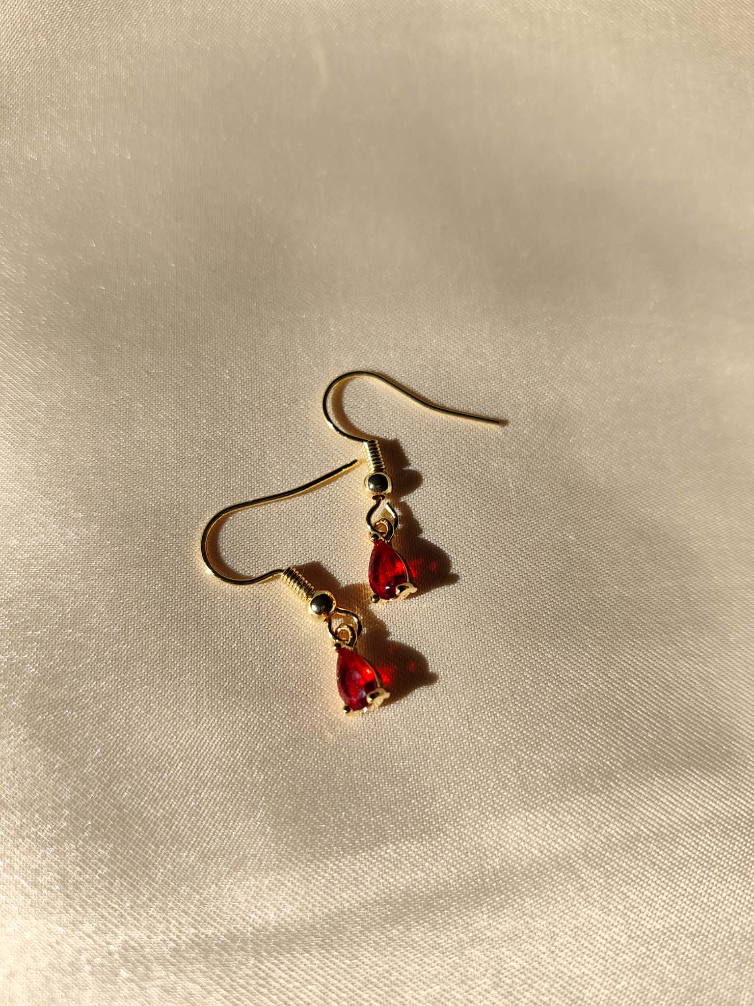 Parure collier et boucles d'oreilles doré et rouge  avec perles -  La Reine de Rubis