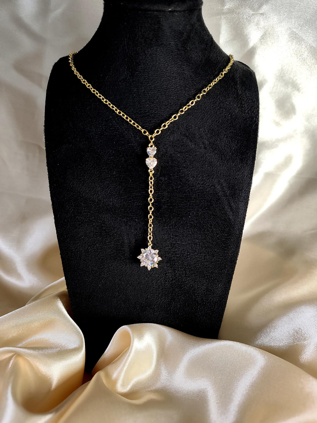 Le collier élégant "La Reine des étoiles" - 
"La Reine des étoiles" porté - Vue de face
"La Reine des étoiles"  - Détail de la finition dorée