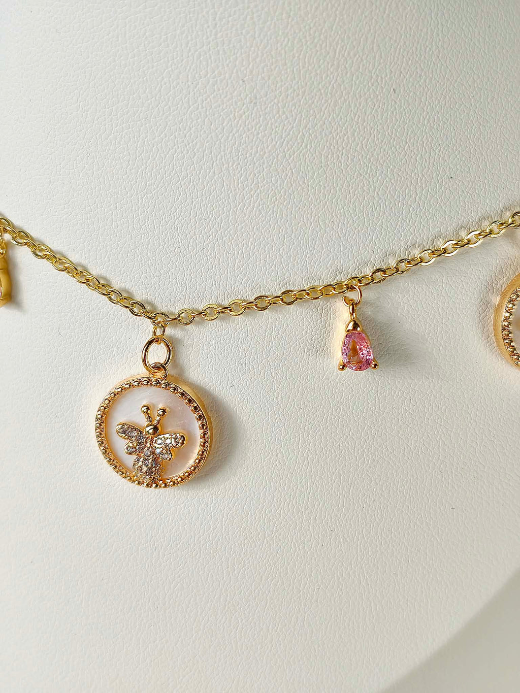 Collier papillon doré et rose -  L'éclat de Marie