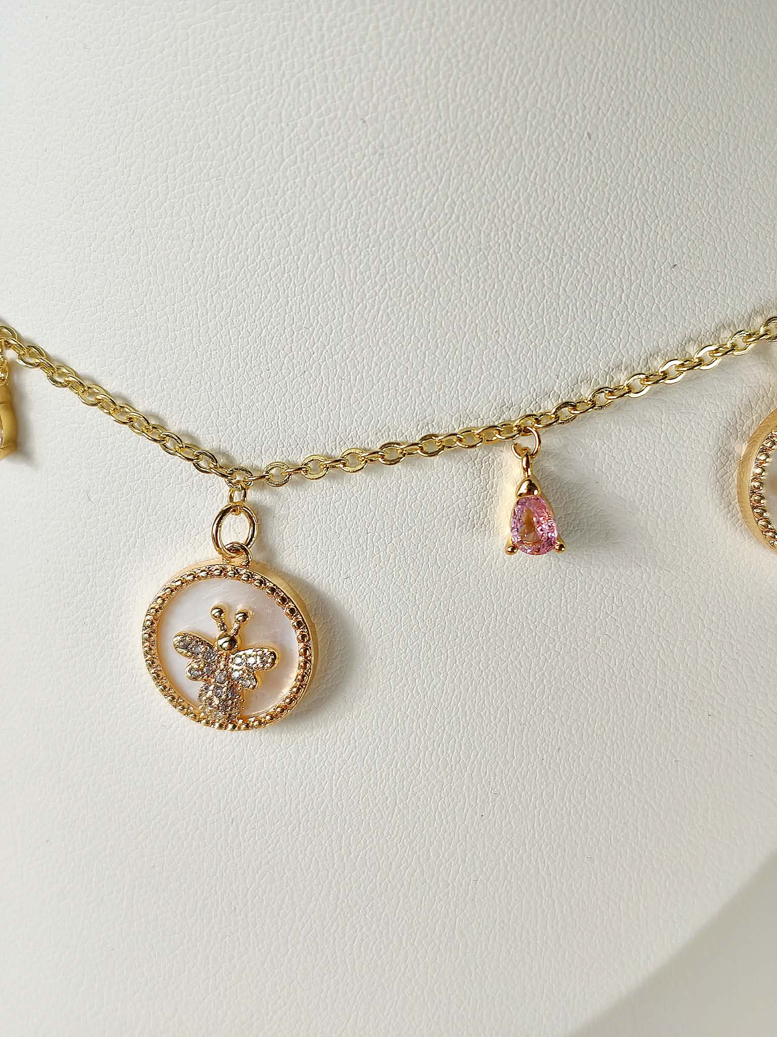 Collier papillon doré et rose -  L'éclat de Marie