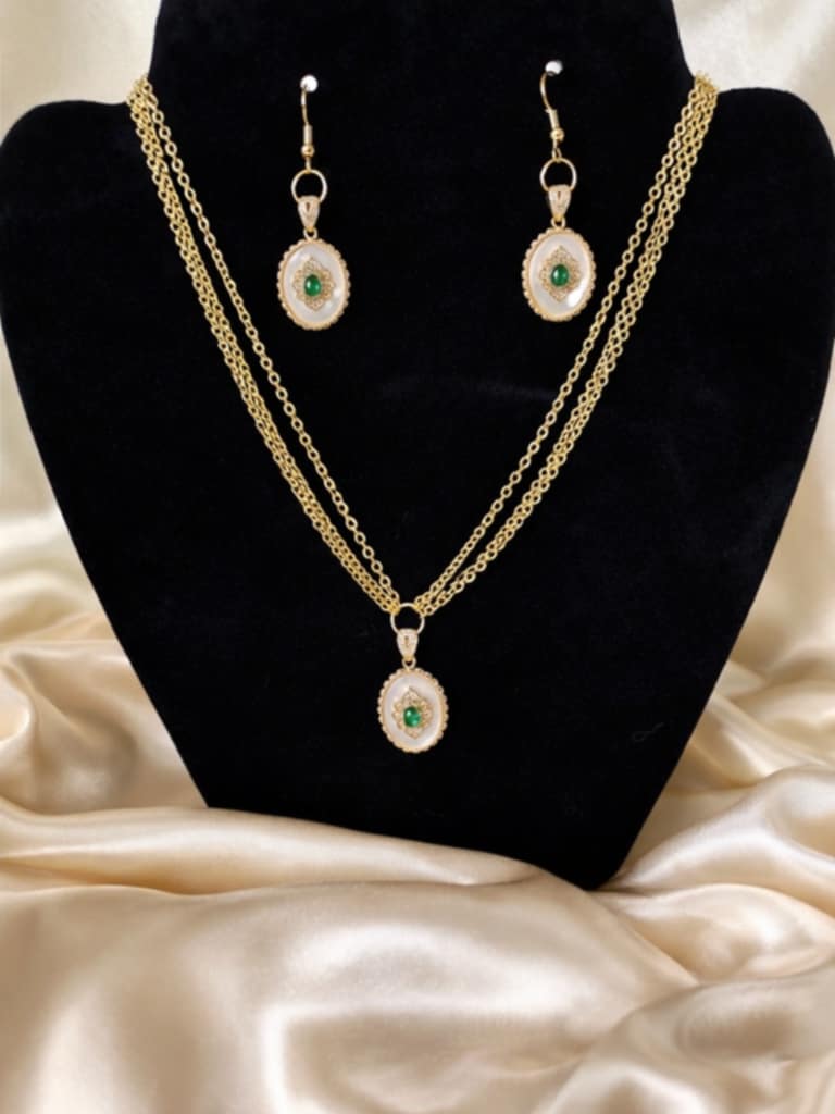 Parure collier et boucles d’oreilles vert unique en laiton plaqué or 18K avec zircone couleur émeraude. Collier 37cm + boucles d'oreilles. Pièce unique disponible.