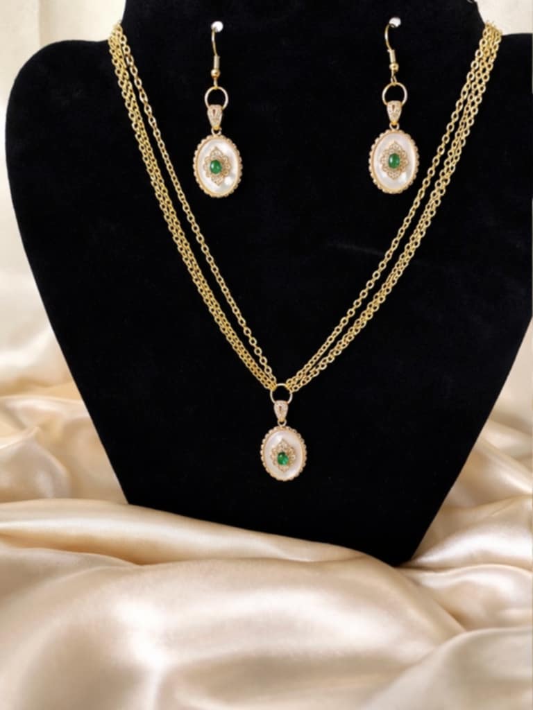 Parure collier et boucles d’oreilles vert unique en laiton plaqué or 18K avec zircone couleur émeraude. Collier 37cm + boucles d'oreilles. Pièce unique disponible.