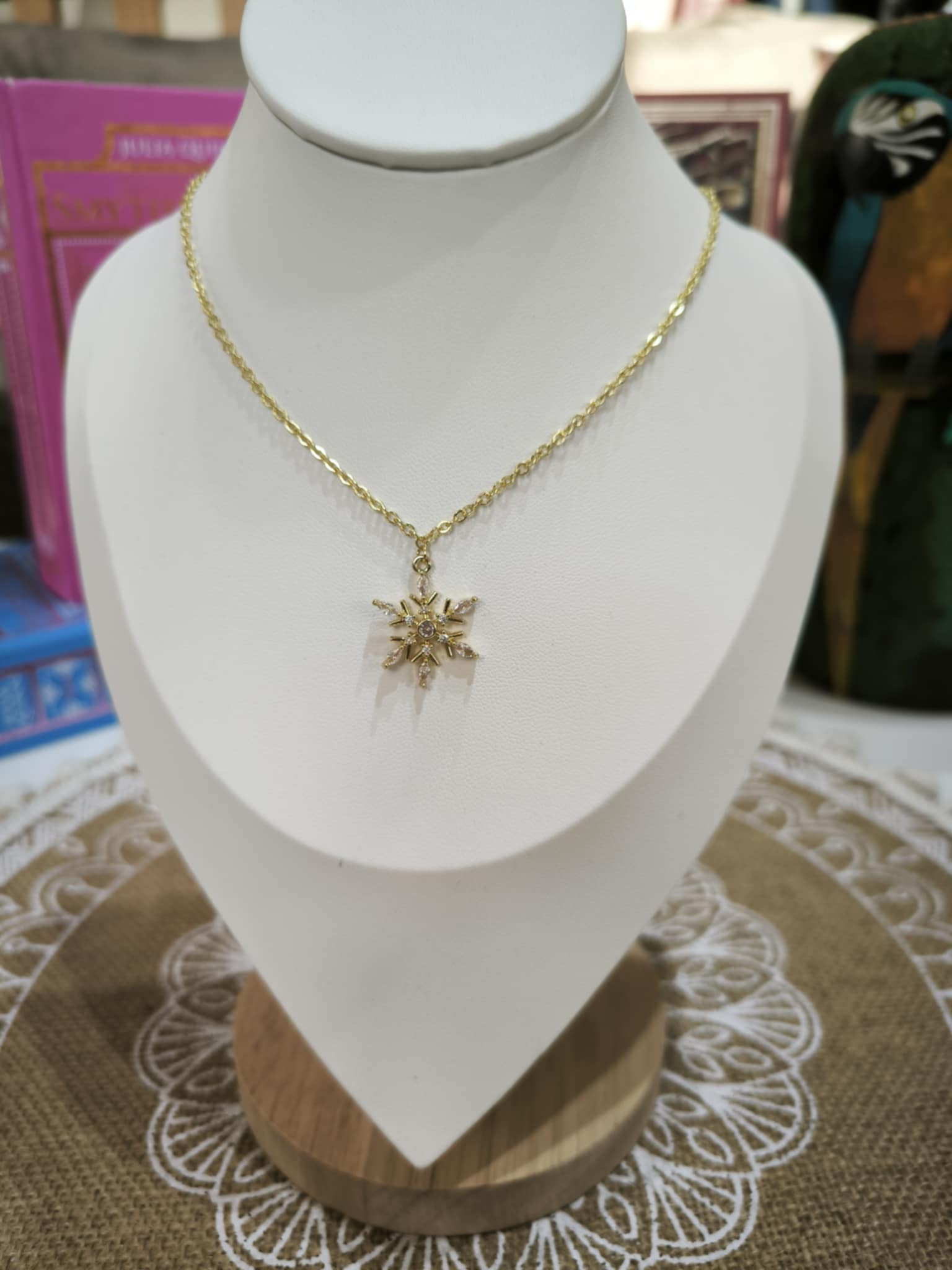 Le collier "Noël la Reine" - flocon de neige brilant 