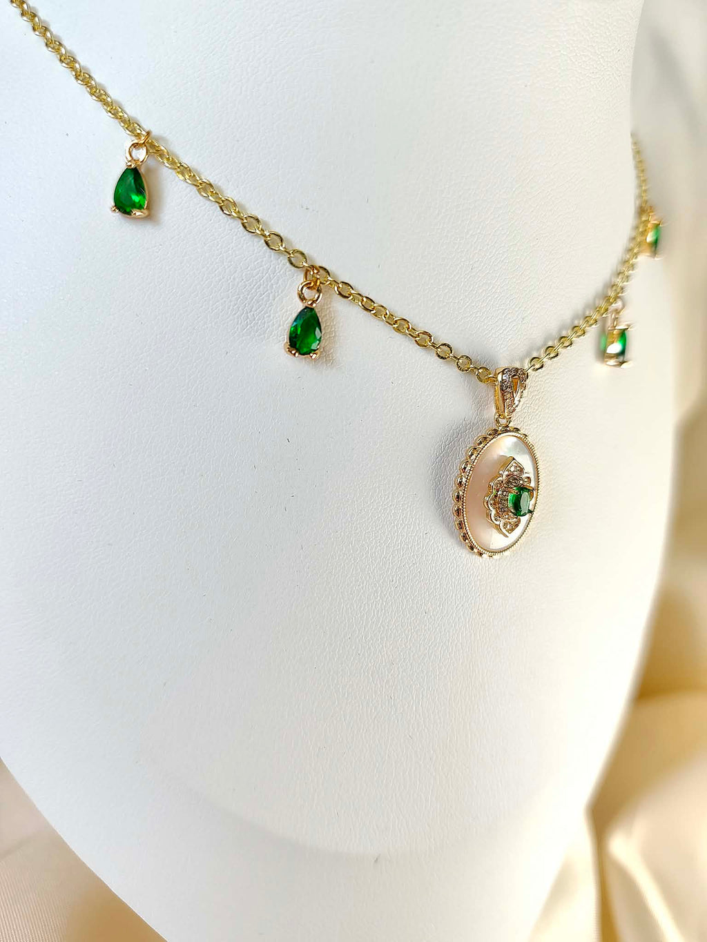 Collier doré, nacré et vert émeraude - Cœur d’Émeraude