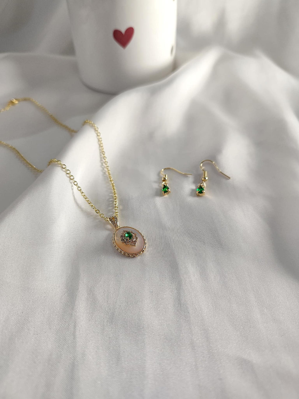 Parure collier et boucles d’oreilles vert unique en laiton plaqué or 18K avec zircone couleur émeraude. Collier 37cm + boucles d'oreilles. Pièce unique disponible.