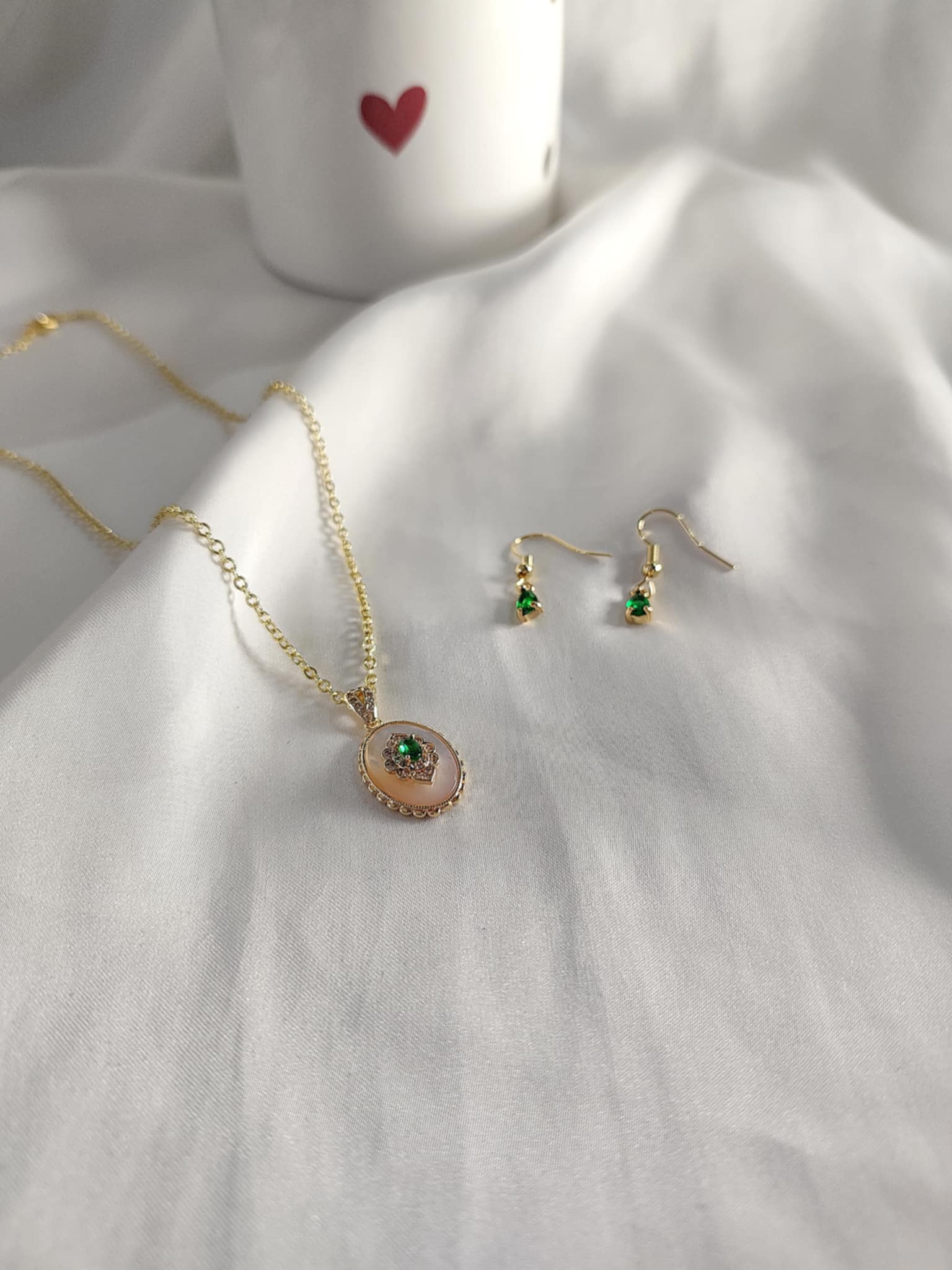 Parure collier et boucles d’oreilles vert unique en laiton plaqué or 18K avec zircone couleur émeraude. Collier 37cm + boucles d'oreilles. Pièce unique disponible.