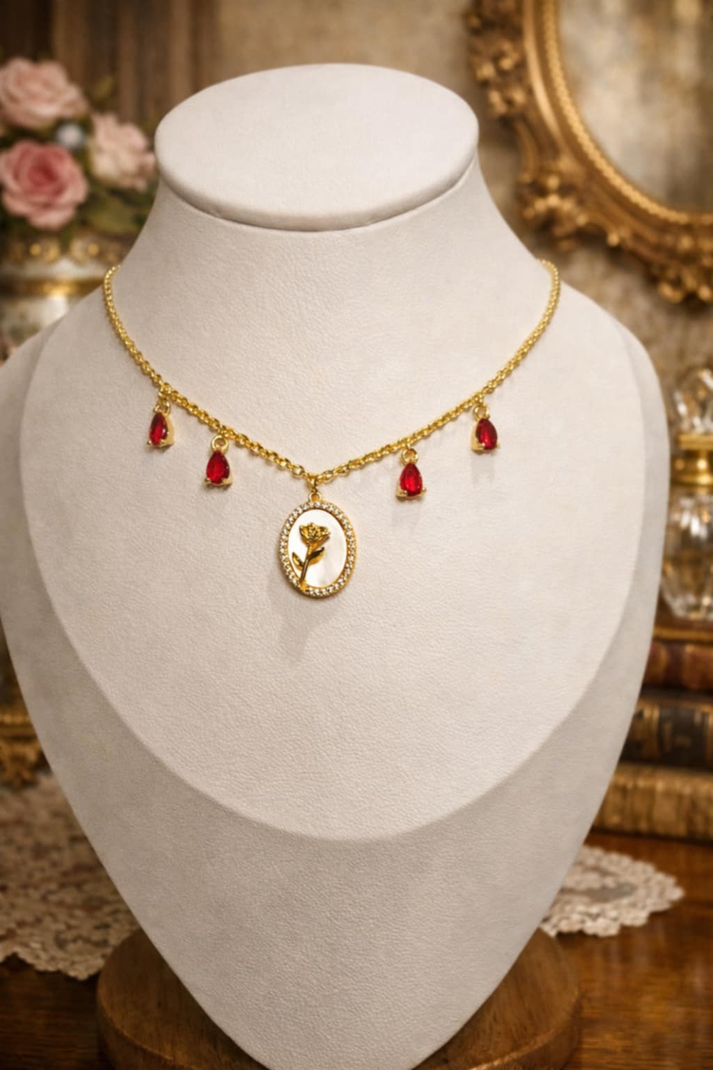 Découvrez le collier Rose Éternelle, collier rouge avec rose doré et nacre. Bijou artisanal en laiton plaqué or 18K. Pièce unique fait main avec certificat d'authenticité