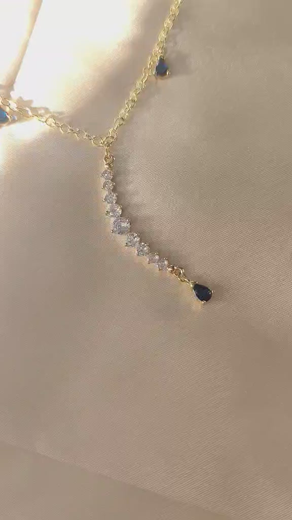 Collier lumineux avec un pendentif en demi-lune zircone et des gouttelettes bleues, bijou élégant pour femme