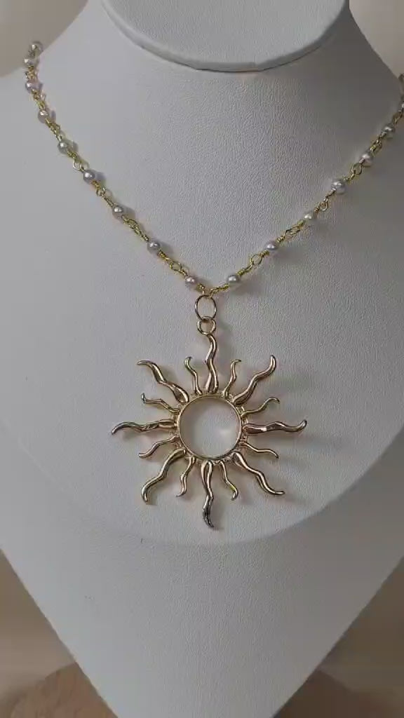 collier doré avec soleil - Le Roi Soleil
