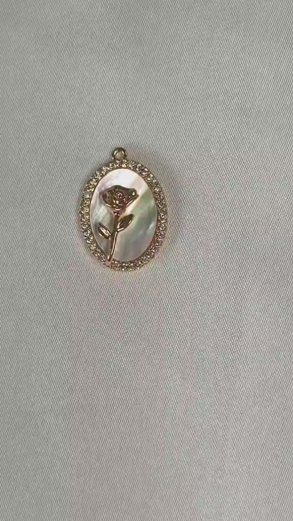 Coffret collier et boucles d'oreilles rouge. Un bijou unique en laiton plaqué or 18K avec rose dorée et nacre. Pièce artisanale fait main. 