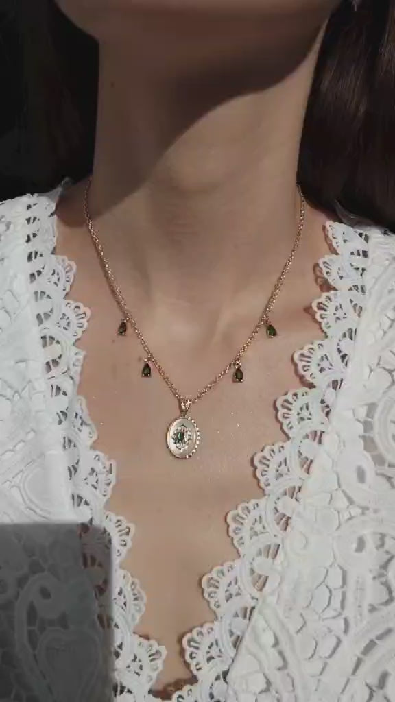 Collier doré, nacré et vert émeraude - Cœur d’Émeraude
