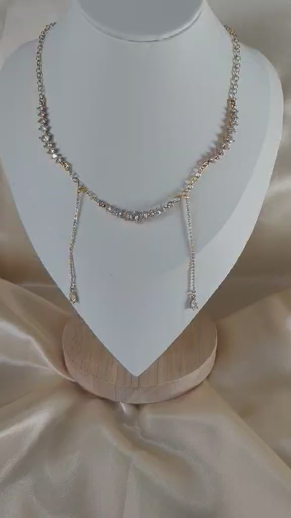 Le collier "L'héritage de Cléopâtre" est un collier qui s'inspire de cette reine égyptienne. Une pièce forte et brillante, avec zircone.