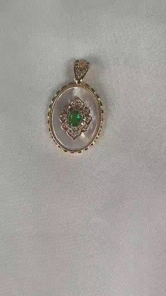 Parure collier et boucles d’oreilles vert unique en laiton plaqué or 18K avec zircone couleur émeraude. Collier 37cm + boucles d'oreilles. Pièce unique disponible.