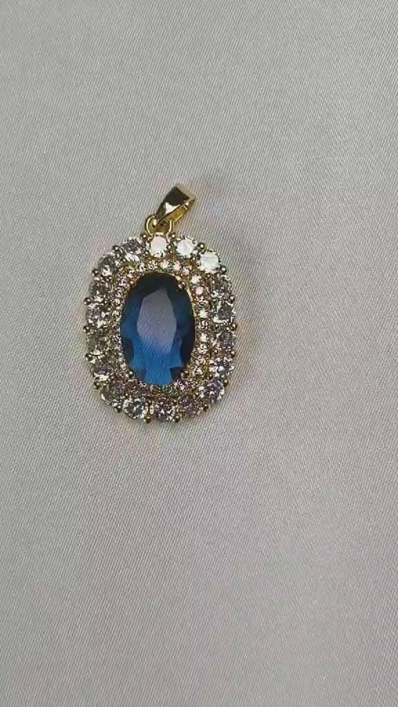 Collier royal bleu fait à la main unique en laiton plaqué or 18k. Inspiré des reines d'autrefois. Ce bijou existe en deux exemplaire et il n'en reste plus qu'un. 