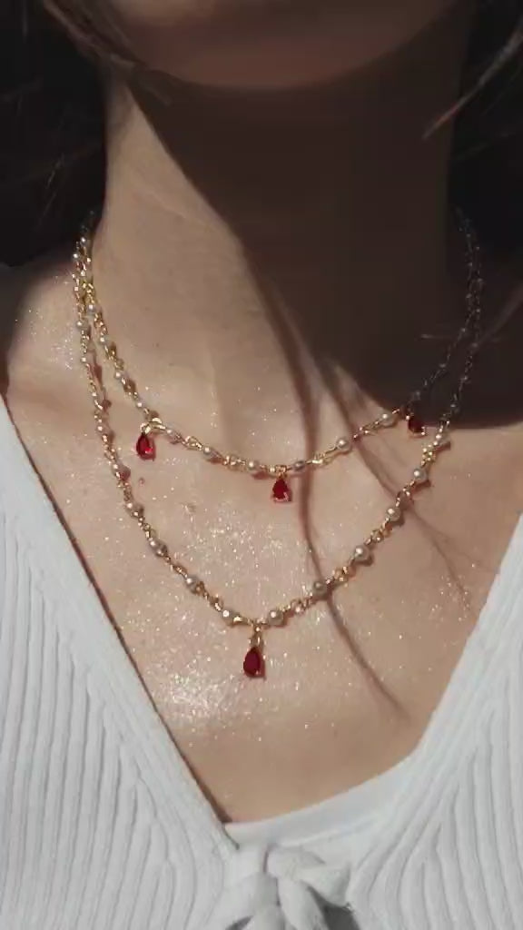 Parure collier et boucles d'oreilles doré et rouge  avec perles -  La Reine de Rubis