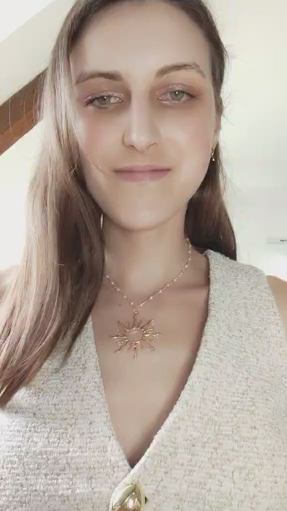 collier doré avec soleil - Le Roi Soleil