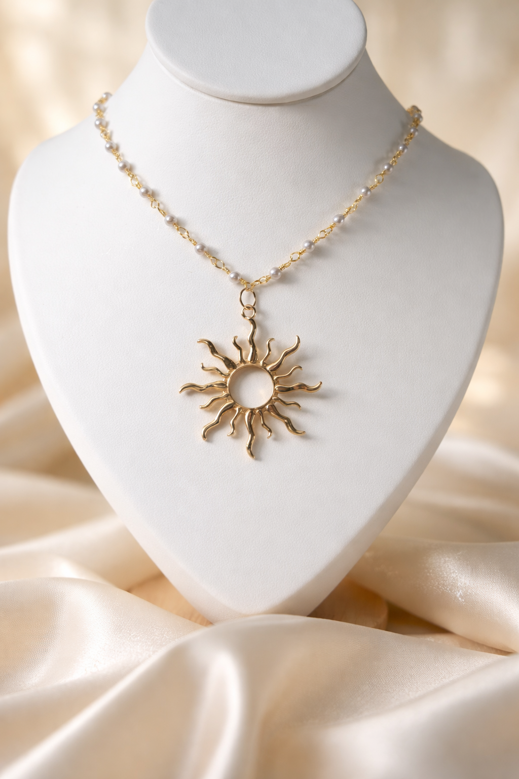 collier doré avec soleil - Le Roi Soleil