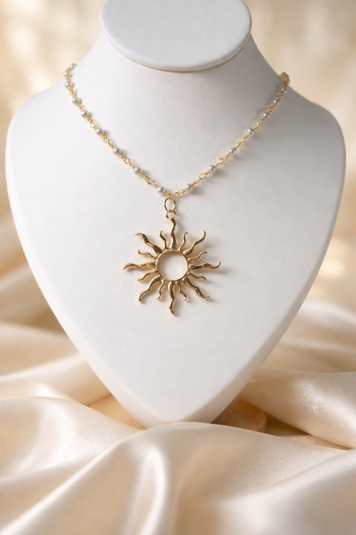 collier doré avec soleil - Le Roi Soleil