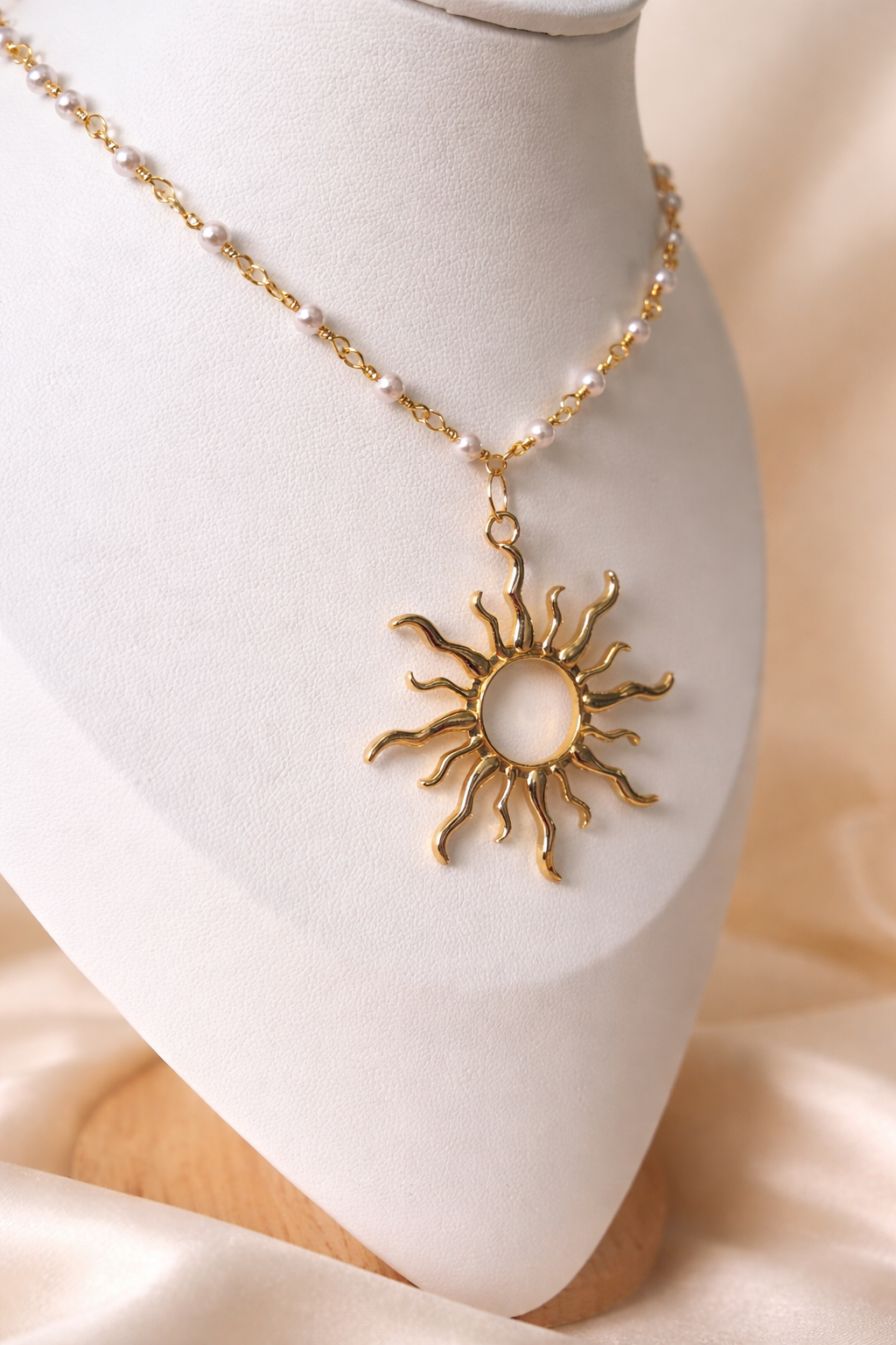 collier doré avec soleil - Le Roi Soleil